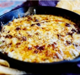 Ставим противень в предварительно разогретую духовку на 10 минут, пока сыр не расплавиться.