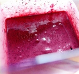 Перемешайте массу блендером до однородности, должен получиться густой фиолетовый смузи с насыщенным ягодным ароматом.