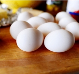 Яйца, соль, перец и сыр перемешиваем венчиком в отдельной посуде и отставляем в сторону. Отвариваем картофель, нарезаем на мелкие кубики.