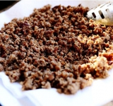 В сотейнике (на сковороде) хорошо прожариваем фарш до коричневого цвета. Готовый фарш перекладываем на тарелку, излишки жира сливаем.