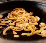 В большой сковороде на сливочном масле на среднем огне обжариваем мелко нарезанный лук в течение нескольких минут, при постоянном помешивании. Лук должен стать мягкий, золотисто-коричневого цвета.