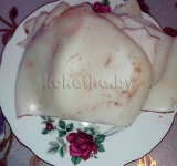 Кальмары хорошо промываем, отвариваем и удаляем хрящи и кожицу,