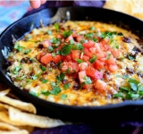 Готовое блюдо украшаем помидорами и зеленью и подаем к столу! Приятного аппетита!
koketka.by/recepty/item/3475-zapekanka-s-ovoshchami-i-farshem