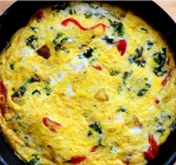 Готовым омлет разрезаем на дольки и горячим подаем к столу!