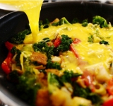 Заливаем овощи яичной смесью, чтобы она равномерно их покрывала и ставим сковороду в предварительно разогретую духовку на 12-14 минут.