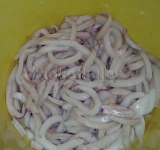 Перекладываем кальмары в глубокую миску.