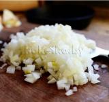 Мелко измельчаем лук, трем на крупную терку сыр.