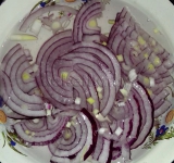 На 5 минут выкладываем лук в приготовленный уксус.