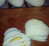 Яйца варим вкрутую, чистим и нарезаем полосками.