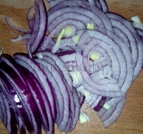 Красный лук нарезаем полукольцами.