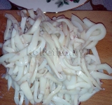 Нарезаем морепродукты полосками.