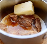 В небольшой кастрюле перемешиваем коричневый сахар, сливочное масло, сливки, ваниль и соль.