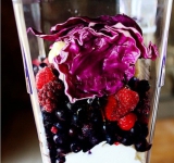 Добавьте свежие или размороженные ягоды.