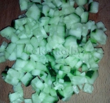 Мелко нарезаем огурец.