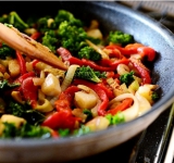 Затем добавляем шпинат, и готовим еще около минуты.