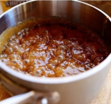 При постоянном помешивании доводим соус до кипения.