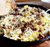 Добавляем на противень оставшийся фарш и сыр.