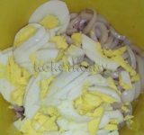 Добавляем измельченные яйца к кальмарам.