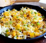 Затем выкладываем обжаренные овощи, приправляем чили, солью и перцем.