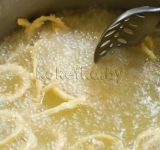 Закидываем луковые кольца в кипящее масло и жарим несколько минут до золотистого цвета.