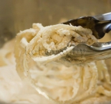 Хорошо обваливаем лук в муке.