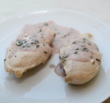 Снимите с огня, посолите, поперчите и добавьте измельченную петрушку.  
Подавайте куриные грудки с соусом. Приятного аппетита!	