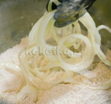 Наливаем масло в глубокую сковороду (казан) до высокой температуры. Затем берем горсть лука, немного отжимаем.