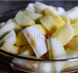 Яблоки чистим от кожуры, извлекаем сердцевины и нарезаем на 8 долек. Выкладываем дольки в глубокую кастрюлю.