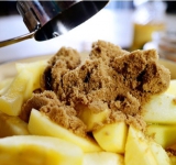 Добавляем коричневый сахар. По желанию можно добавить дополнительные ингредиенты: мускатный орех, душистый перец, сливочное масло или кленовый сироп.