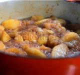 Варим яблочный соус на среднем огне при периодическом помешивании 25 минут.