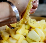 Поливаем яблоки лимонным соком.