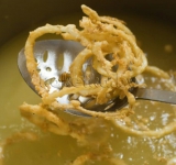 Так постепенно обжариваем весь лук.