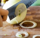 Нарезаем лук тонкими кольцами и выкладываем в форму для выпечки.