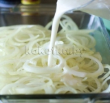 Заливаем лук пахтой, при ее отсутствии можно использовать обычное молоко.