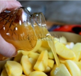 Заливаем яблочный сок.