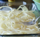 Оставляем лук на час, чтобы он хорошо пропитался. В это время перемешиваем муку и приправы и отставляем на время в сторону.