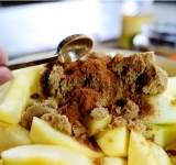 Посыпаем яблоки корицей.