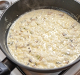 Курицу пока положите на разогретое блюдо и готовьте соус. Для этого в сковороду к грибам налейте горячий бульон вместе с вином (если используете его), поставьте на сильный огонь и уварите, пока жидкости не будет вдвое меньше. Затем залейте сливки и готовьте, помешивая до загустения.  
Подавайте курицу с грибным соусом.  
Приятного аппетита!	