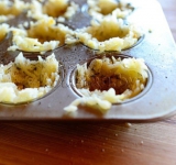 Картофельные корзинки солим и перчим, убедитесь, чтобы они были плотными.