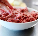 В отдельной миске перемешиваем фарш, соль, перец и соевый соус, по желанию можно добавить пропущенный через пресс чеснок.	