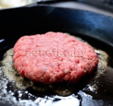 Фарш тщательно перемешиваем и формируем 4 большие котлеты, каждую их них обжариваем на сковороде до полуготовности.	