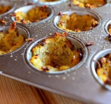 Ставим формочки в духовку и выпекаем картошку до золотистой корочки, даем немного остыть.