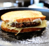 Приступаем к самому бутерброду, для этого на кусочек хлеба кладем ломтик сыра, котлету, лук, сыр и прикрываем вторым кусочком хлеба. Таким образом, формируем 4 бутерброда.	