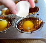 В каждую корзинку вбиваем по яйцу и отправляем в духовку, до полного приготовления.