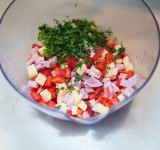 Нарежьте перец, сыр и ветчину.	