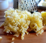 Разогреваем духовку до 180 градусов и выпекаем картофель до полной готовности, лучше всего это сделать с вечера, чтобы утром не тратить время. Печеный картофель чистим и трем на крупную терку.