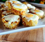 Вынимаем блюдо из формы, украшаем зеленью и подаем к столу. Вареные сосиски в дополнение будут вполне уместны! Приятного аппетита!
koketka.by/recepty/item/2637-vkusnyj-i-bystryj-zavtrak