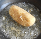 И обжариваем на сковороде, на среднем огне, на растительном масле.