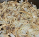 Обжариваем овощи на масле, солим и перчим по вкусу.