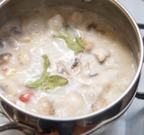 Добавьте сахар, рыбный соус (можно заменить солью), лимонный сок, помидоры черри, чили перец (порежьте), кафирный или лимонный лист и готовьте 1 минуту.
Подавайте на стол. Приятного аппетита!